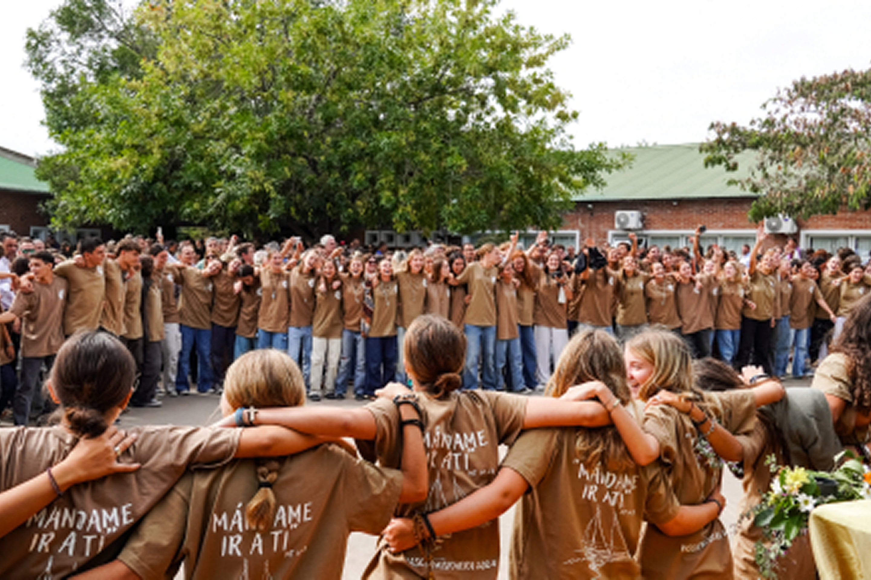 Jovenes del programa Cenaculo cantando alegres en una ronda en la Pascua Misionera festejando que Jesucristo resucito