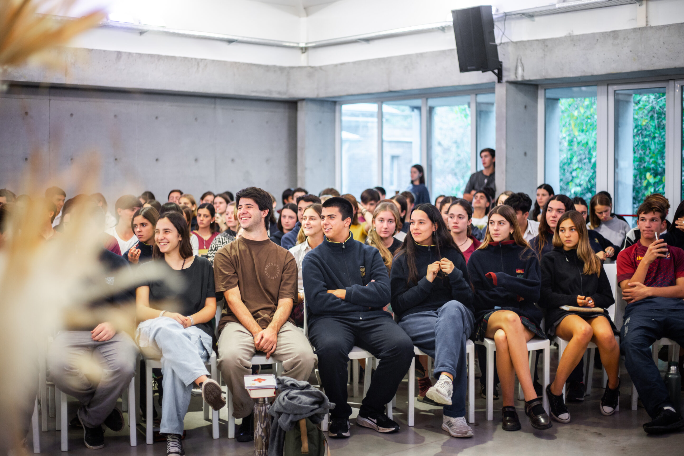 Jovenes del programa Cenaculo escuchando una charla en la Sociedad San Juan