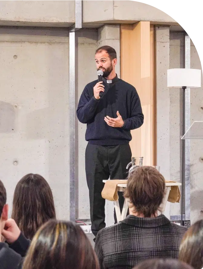 Fragua-pilar Sacerdote hablando