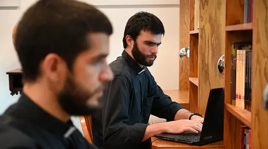 Áreas formativas - estudiando con laptop