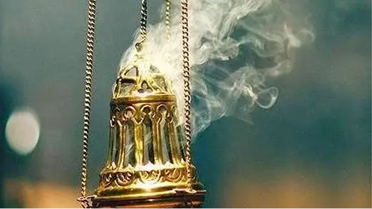 Formación espiritual - Turibulo con incienso quemando