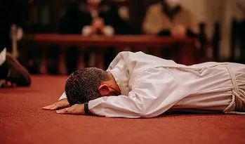 Nuestra formación - Diácono postrado en ordenación sacerdotal