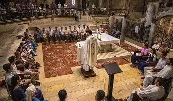 Nuestro apostolado - Padre Juan María dando homilia