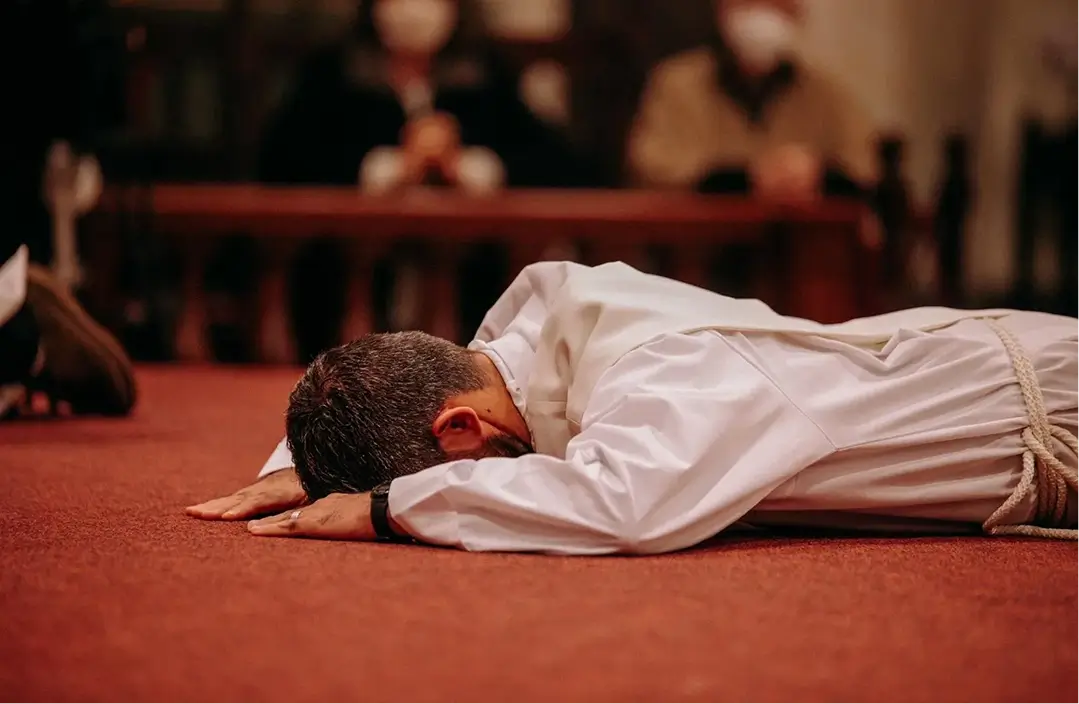 Teología etapa configurativa - padre postrado en el suelo