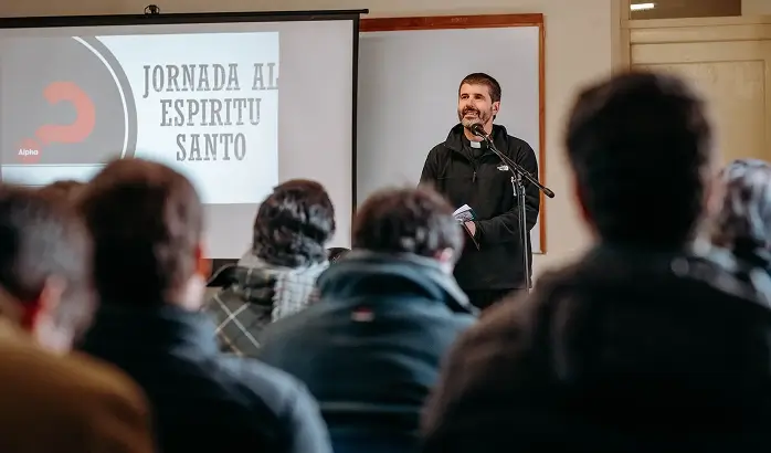 Padre Willy dando una charla - Formar - Apostolado SSJ